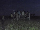 木道の展望台から夜の湿原を見渡す。