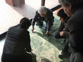 大きな空中写真でなじみの場所を探している様子です