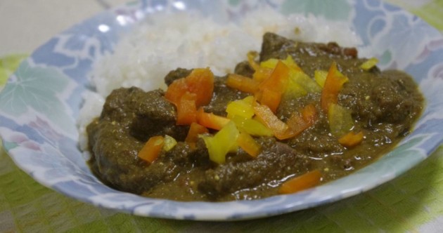 ほうれん草で緑色のカレーの作成にチャレンジ。