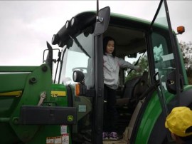 「トラクターに乗ってみよう」